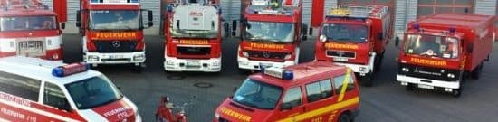 Feuerwehrfahrzeuge in einer Reihe