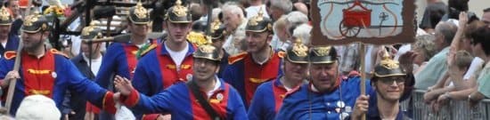 Spielmannszug in historischen Uniformen beim Festumzug
