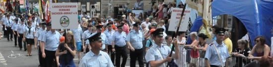 Der Landesfeuerwehrverband beim Festumzug mit seinem Schild