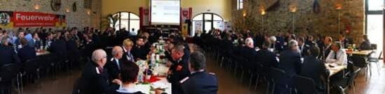 Delegierte bei einer Versammlung des Landesfeuerwehrverbands